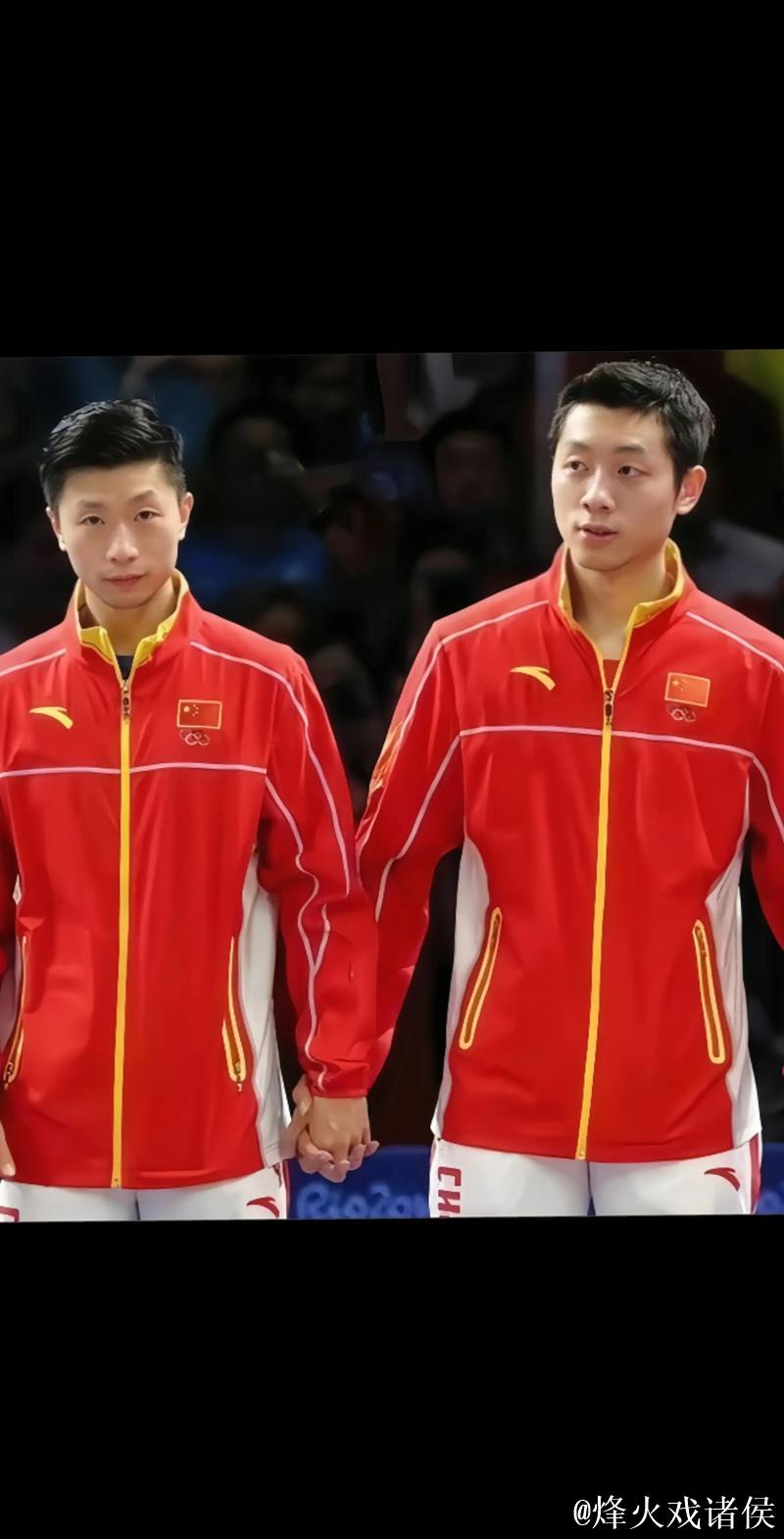 毛不易问许昕国乒队是否容易和队友产生矛盾,许昕坦言和马龙在双打中因为打法不同偶有分歧,但彼此依然是最默契的搭档 毛不易问许昕国乒队是否容易和队友产生矛盾,许昕坦言和马龙在双打中因为打法不同偶有分歧,但彼此依然是最默契的搭档